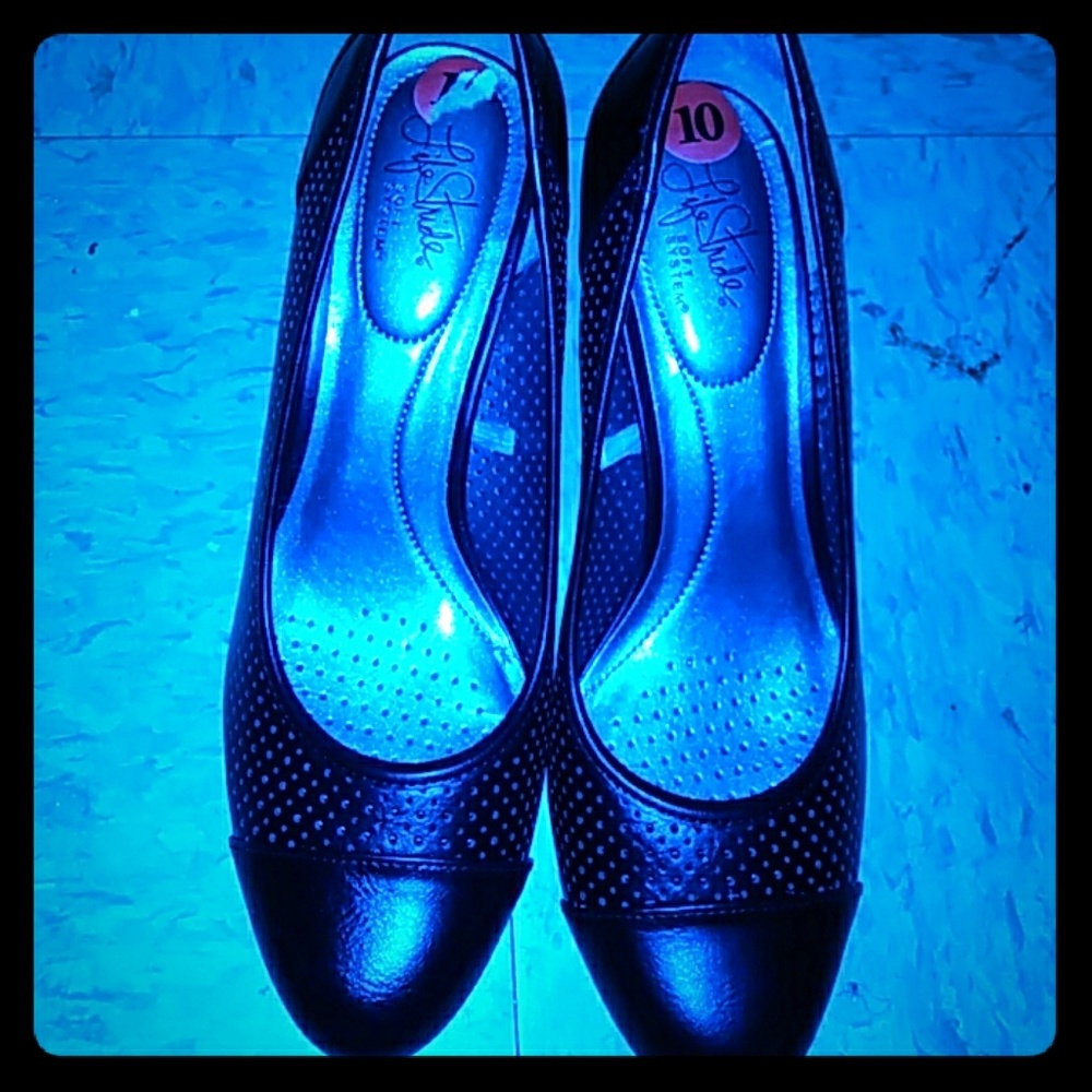 I am selling a pair of Life Stride heels